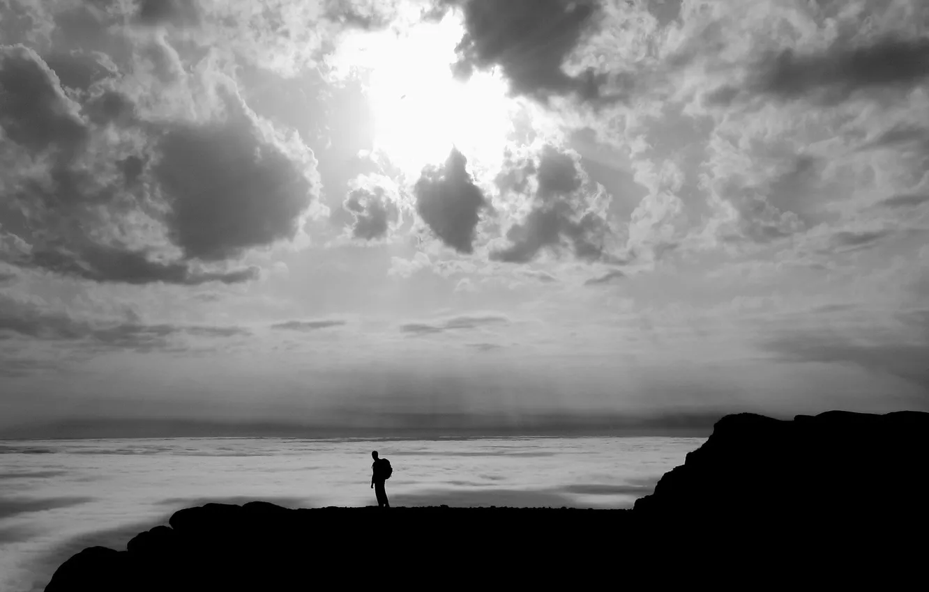Фото обои море, небо, солнце, облака, серость, берег, мужчина, путешествие