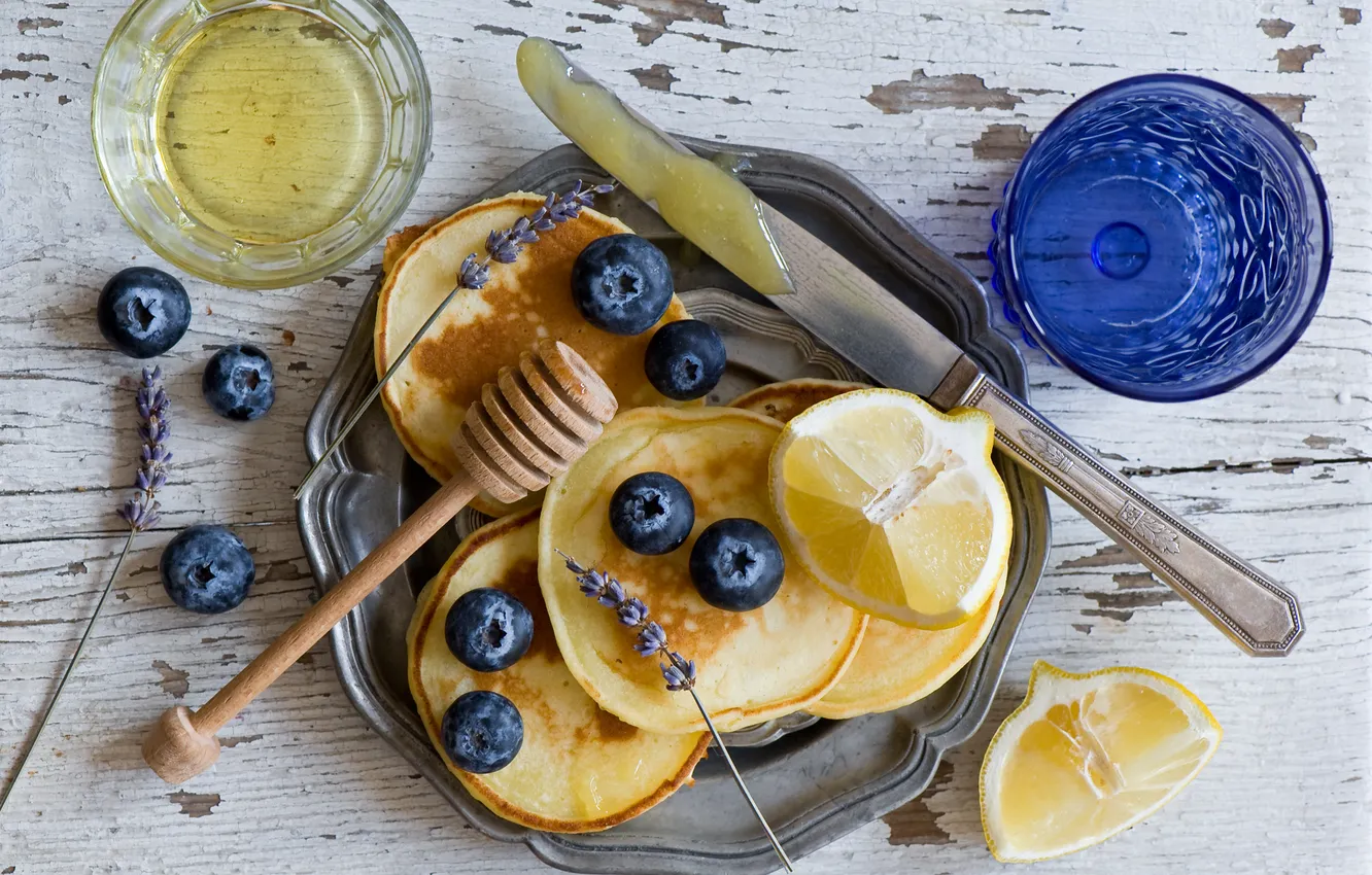 Фото обои ягоды, лимон, черника, нож, стаканы, лаванда, оладьи