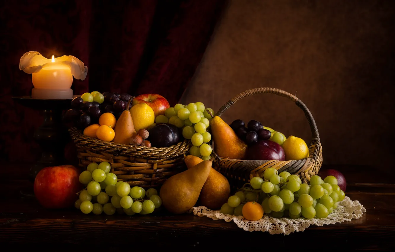 Фото обои темный фон, стол, яблоки, свеча, виноград, ткань, фрукты, орехи
