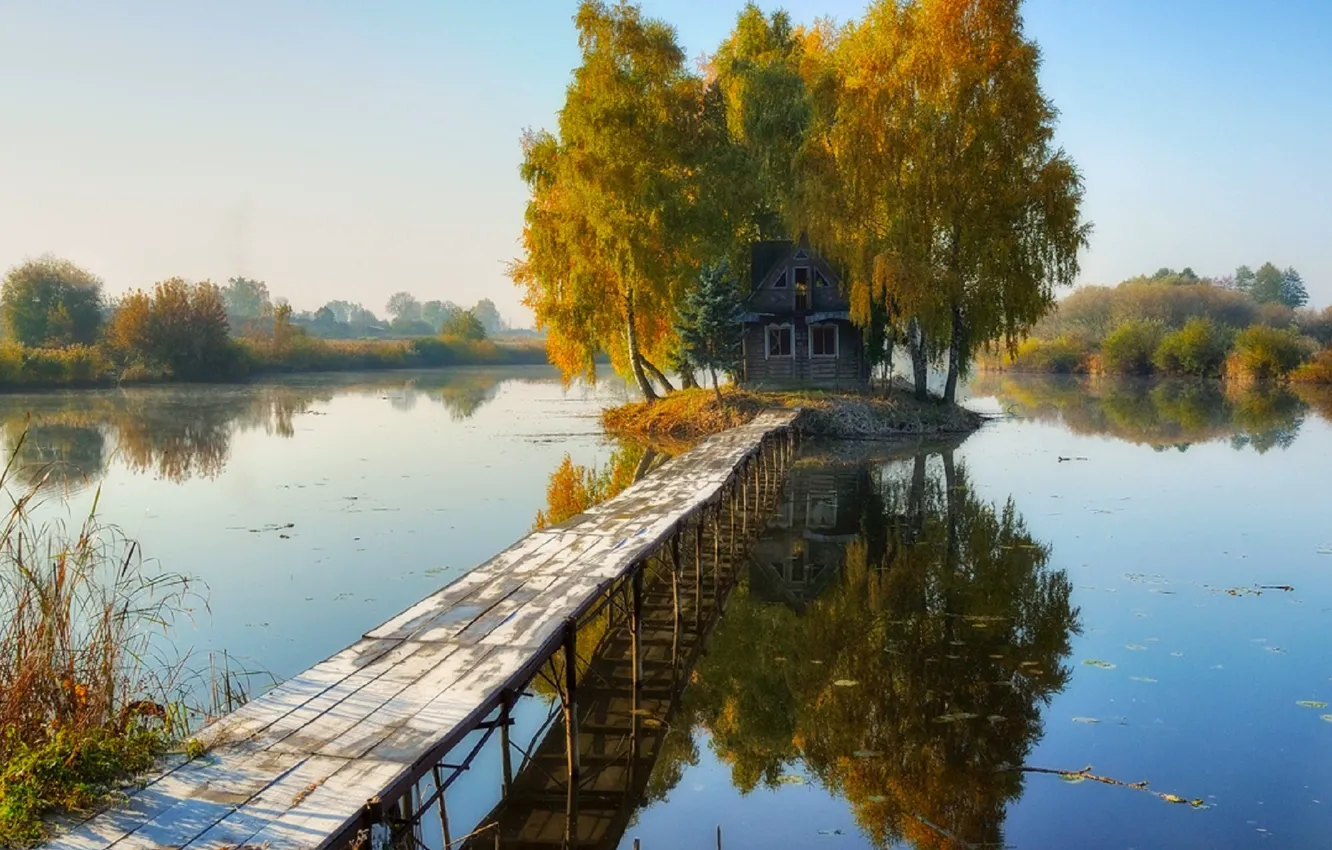 Фото обои озеро, мостки, отражение в воде, деревянный домик