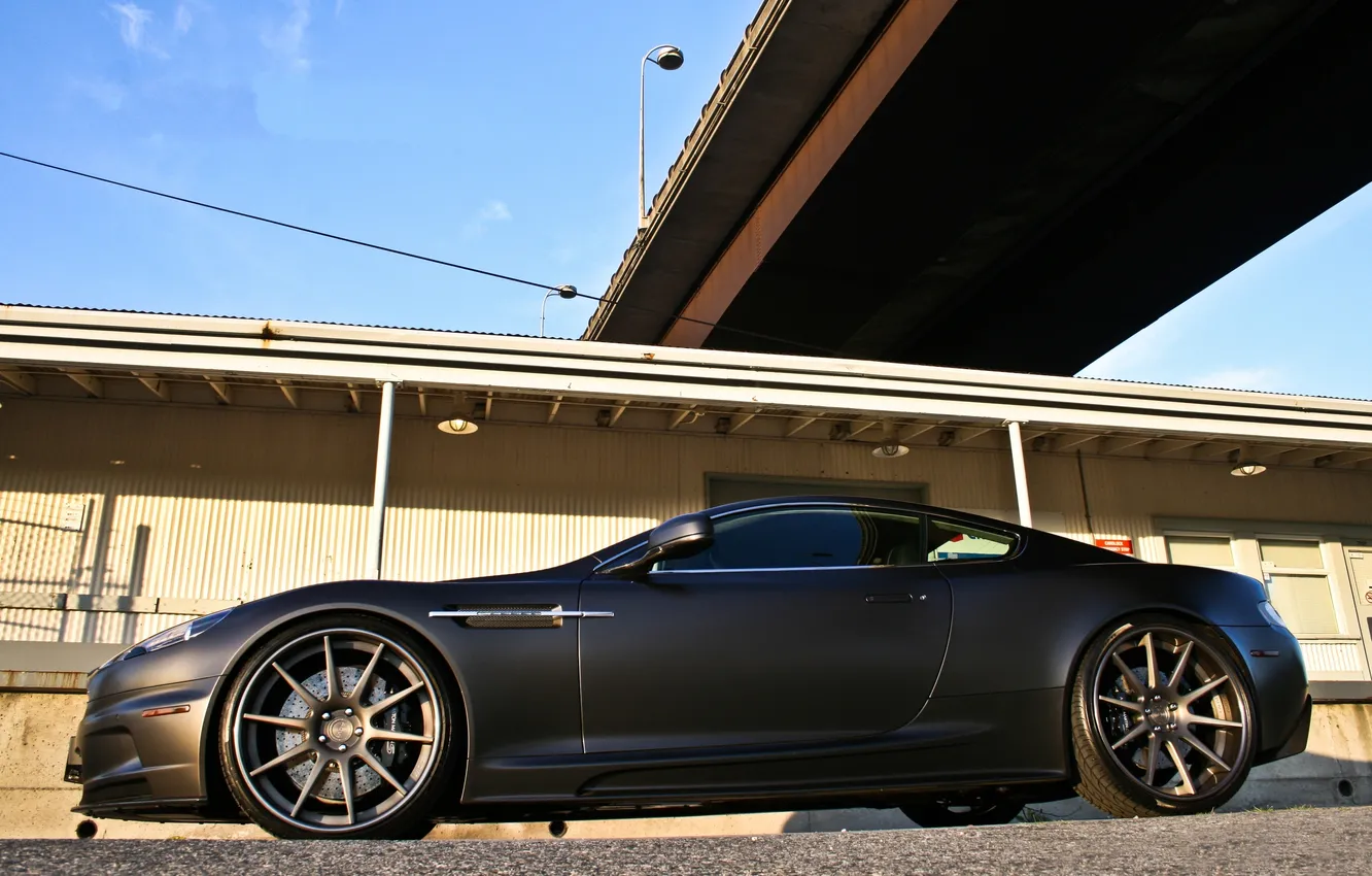Фото обои мост, чёрный, Aston Martin, здание, DBS, матовый, профиль, диски