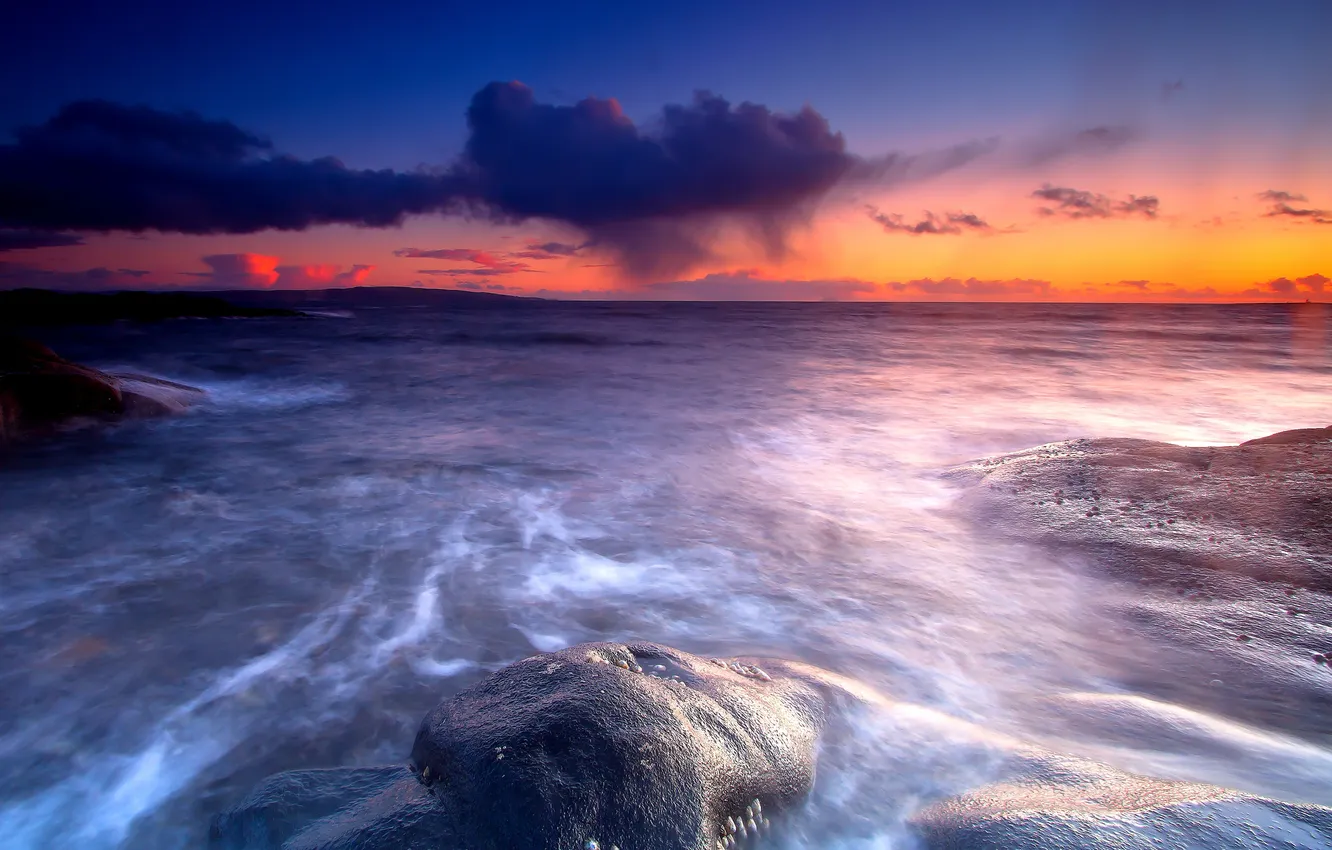 Фото обои море, небо, тучи, камни, рассвет, горизонт, scotland