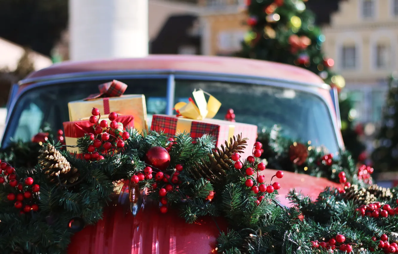 Фото обои зима, машина, шарики, ветки, красный, город, ягоды, праздник