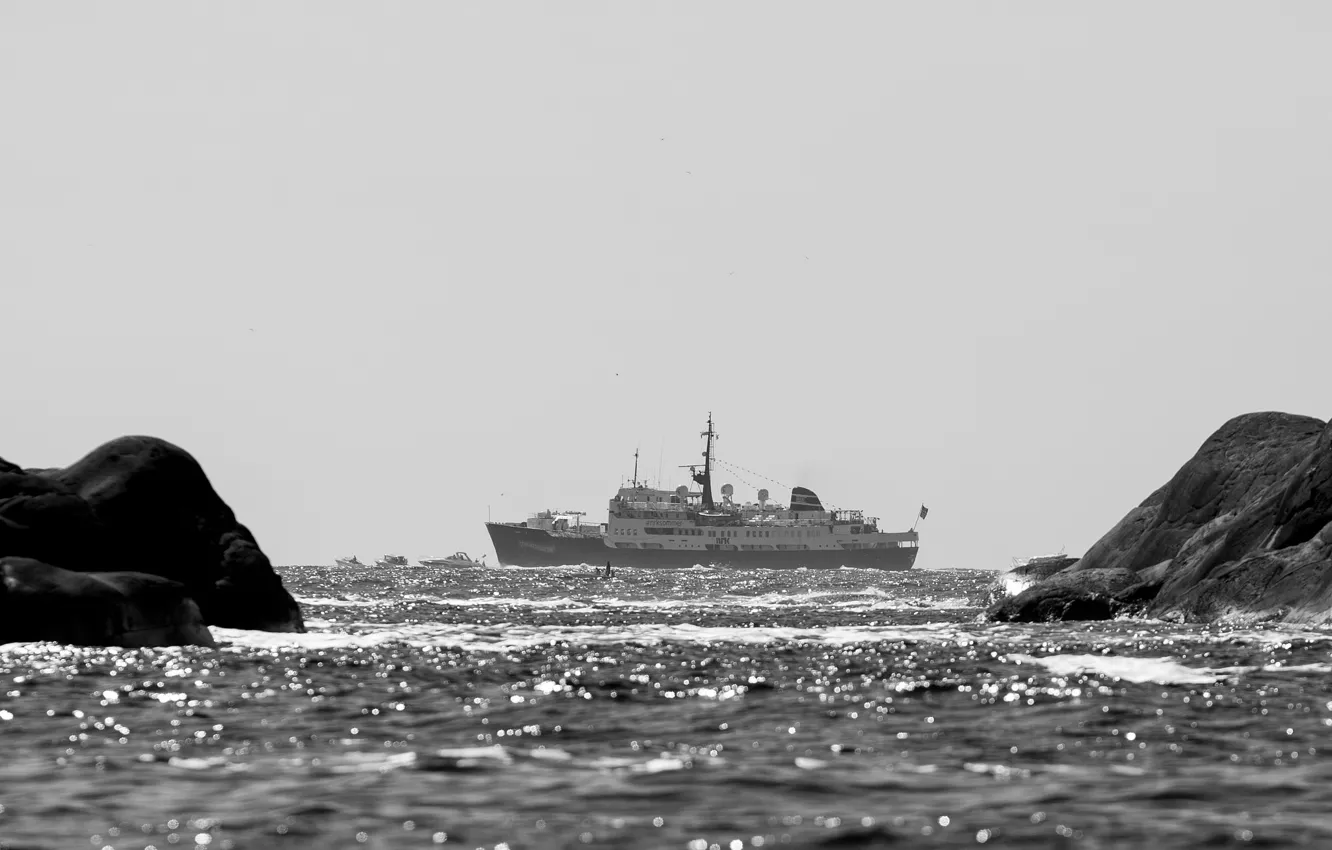 Фото обои sea, ocean, rocks, ship, boats, sunlight