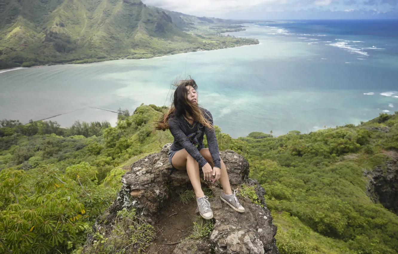 Фото обои девушка, пейзаж, природа, камни, ветер, сидит