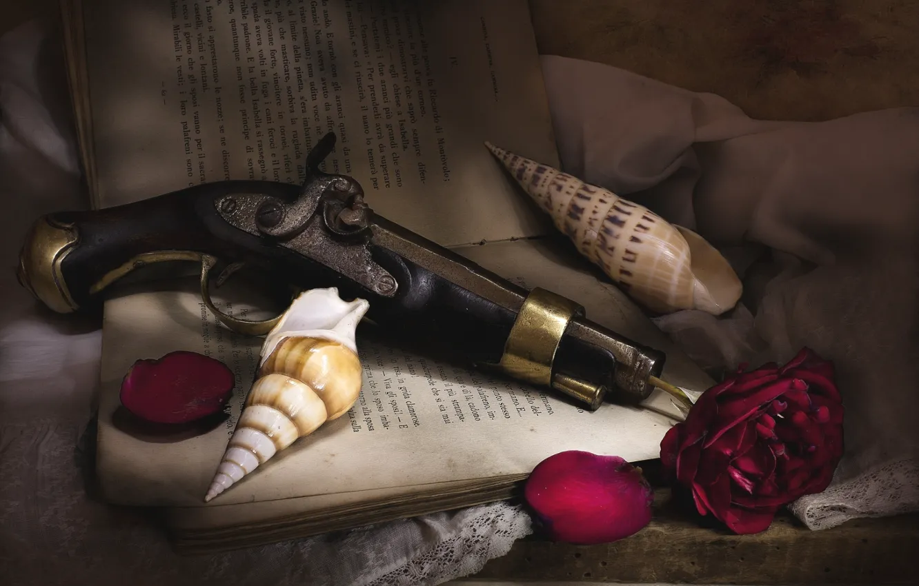 Фото обои пистолет, роза, текстура, лепестки, ракушка, книга, натюрморт
