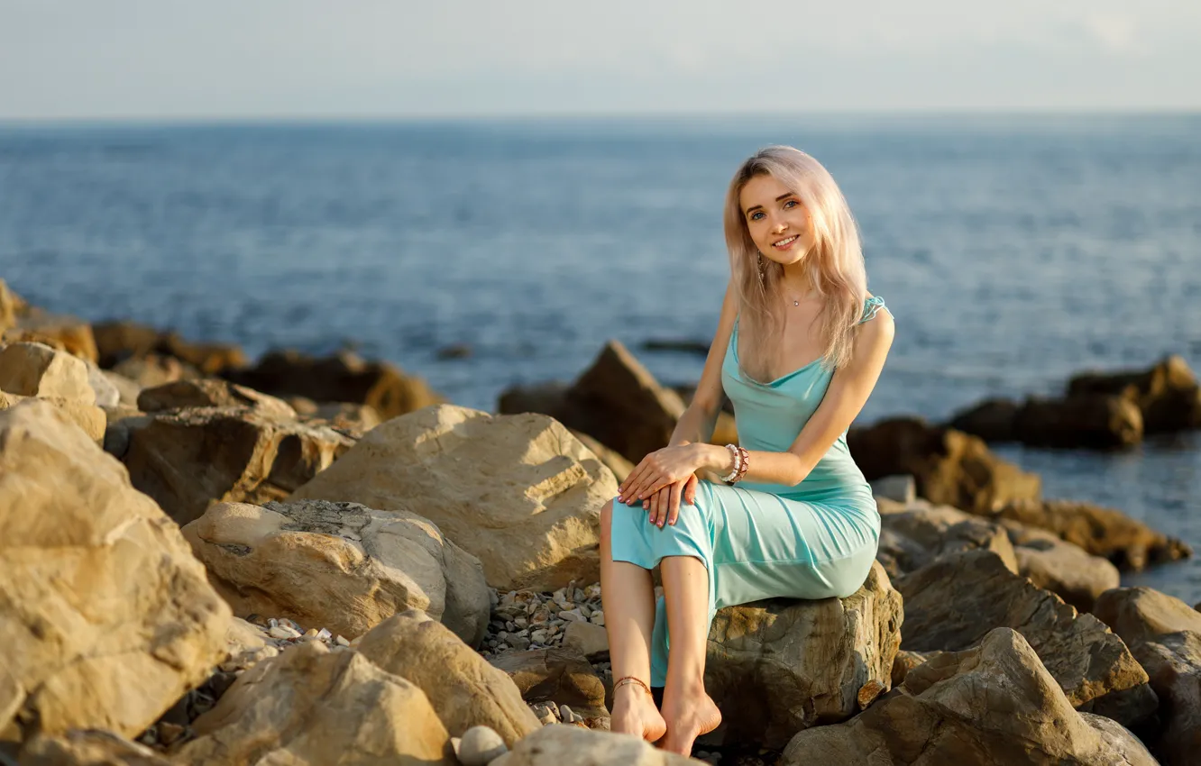 Фото обои море, девушка, украшения, природа, камни, босиком, платье, блондинка