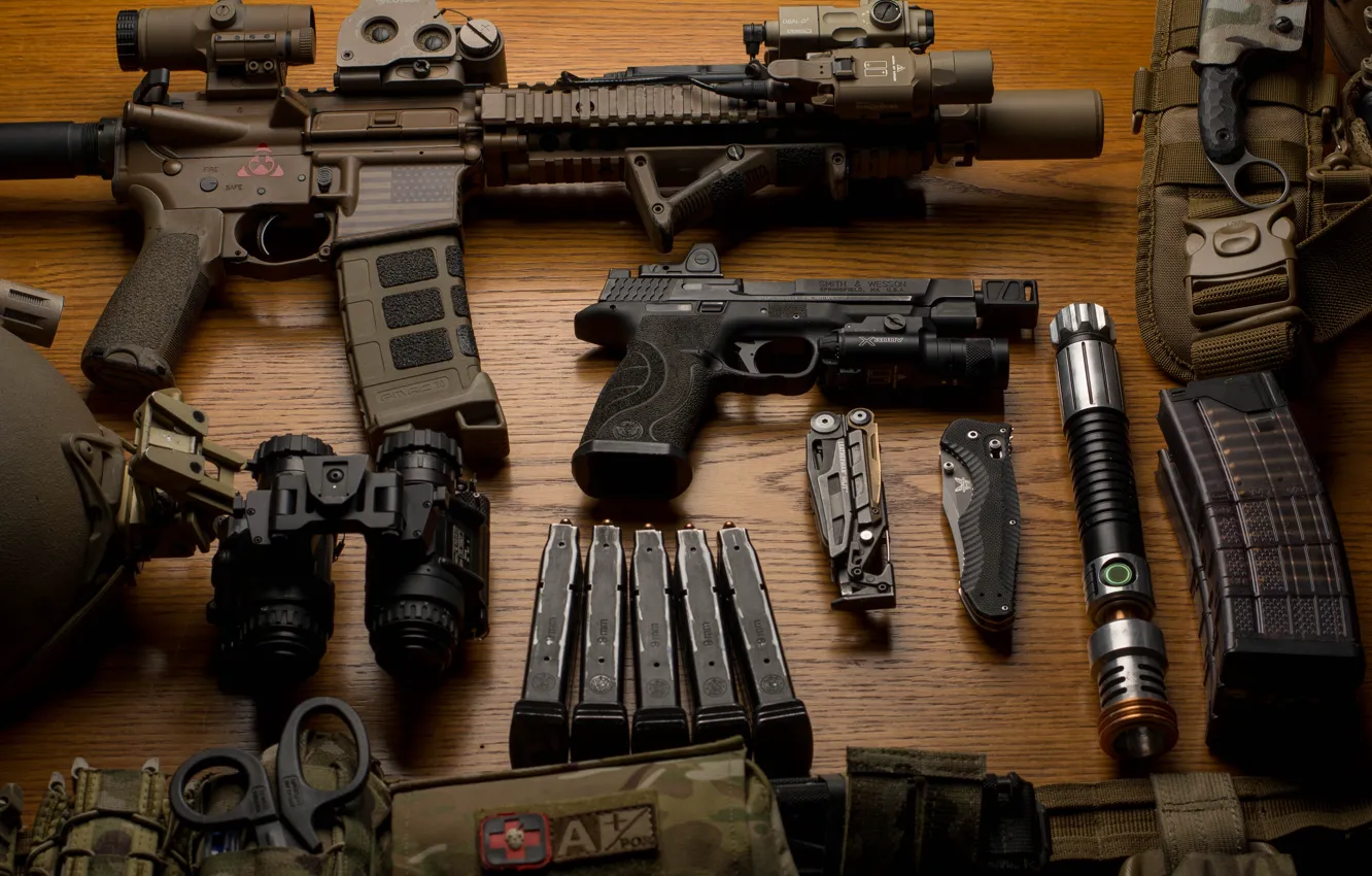 Фото обои пистолет, нож, фонарик, бинокль, арсенал, амуниция, штурмовая винтовка