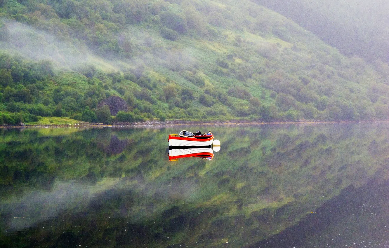 Фото обои горы, туман, озеро, отражение, лодка, зеркало