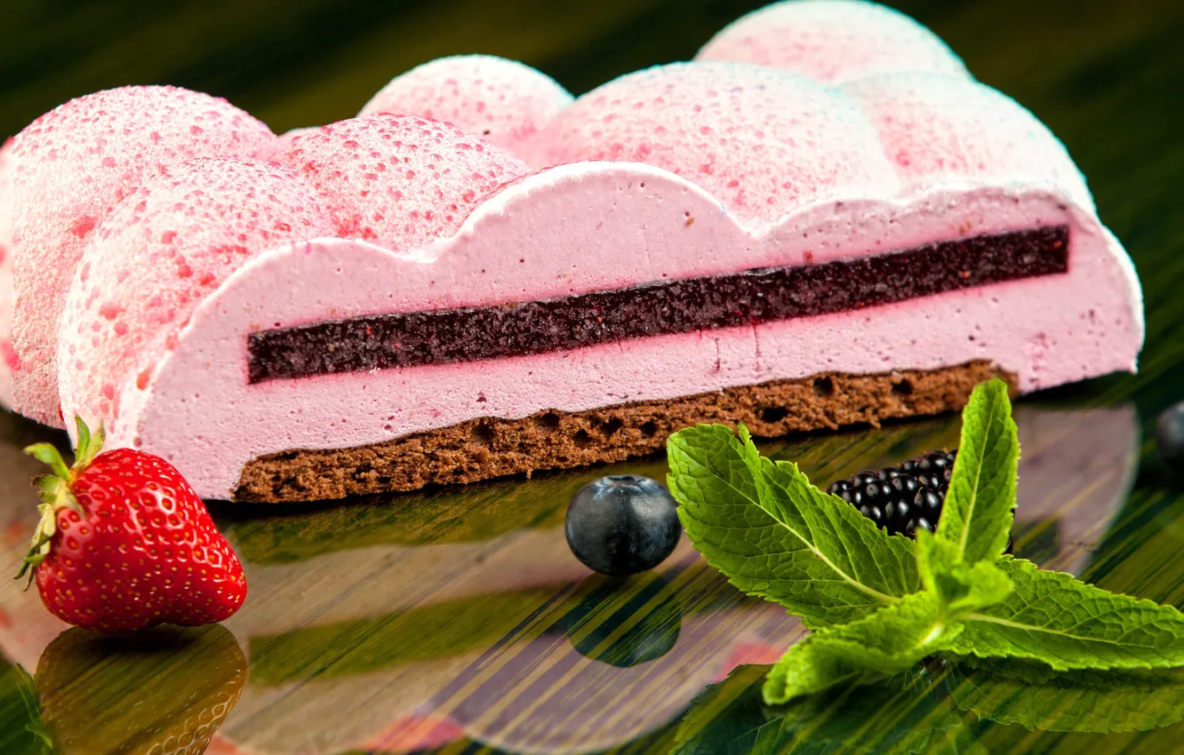 Фото обои ягоды, разрез, клубника, торт, мята, крем, голубика
