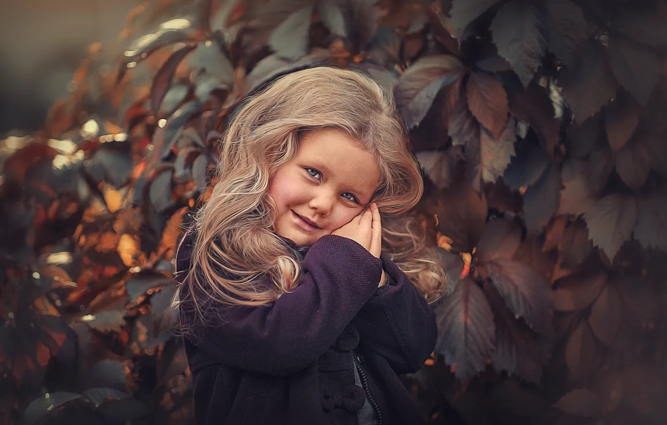 Фото обои осень, листья, улыбка, девочка, ребёнок, локоны, плющ, Ксения Лысенкова