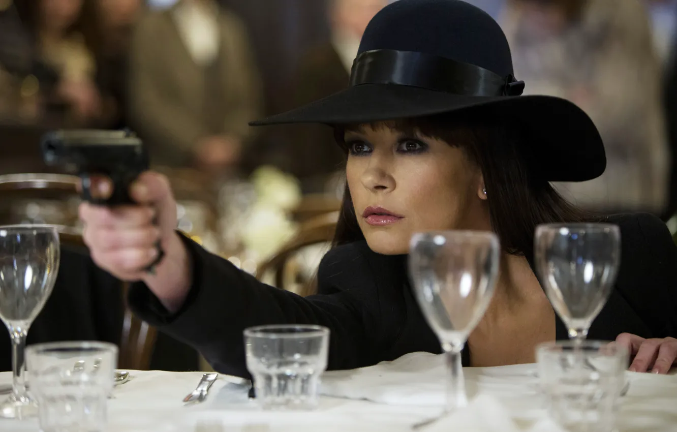 Фото обои пистолет, фильм, кадр, шляпа, актриса, Кэтрин Зета-Джонс, Catherine Zeta-Jones
