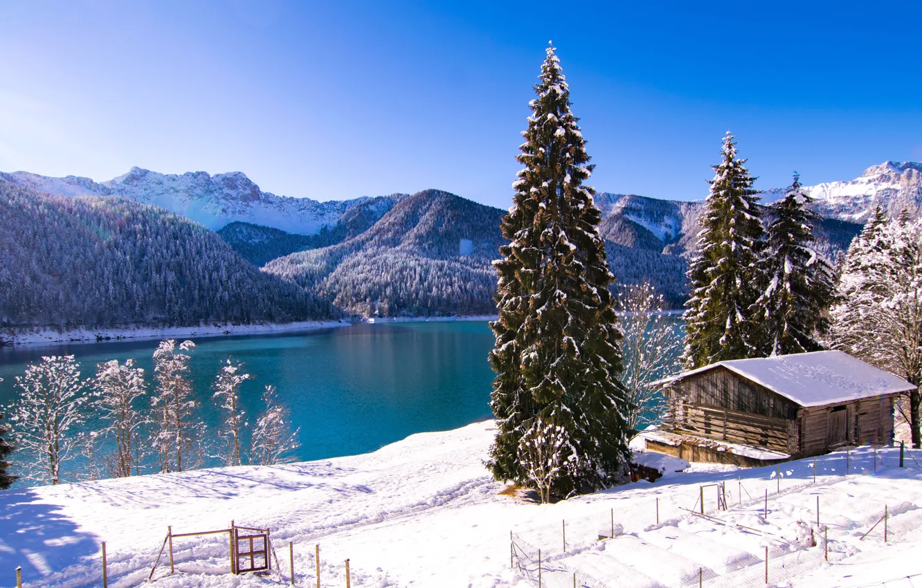 Фото обои зима, снег, деревья, горы, озеро, ели, Италия, хижина