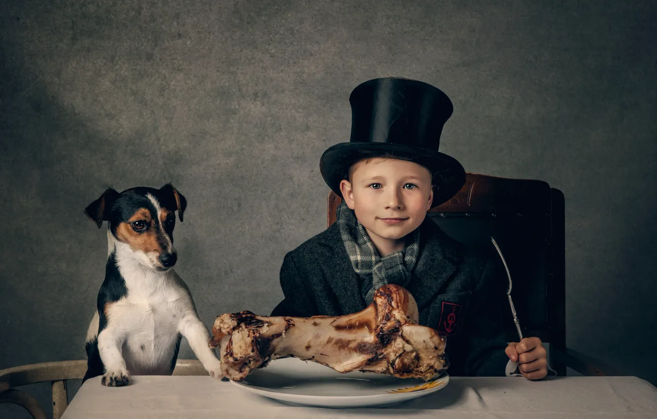 Фото обои стол, кость, парень, собачка, обед, The dinner