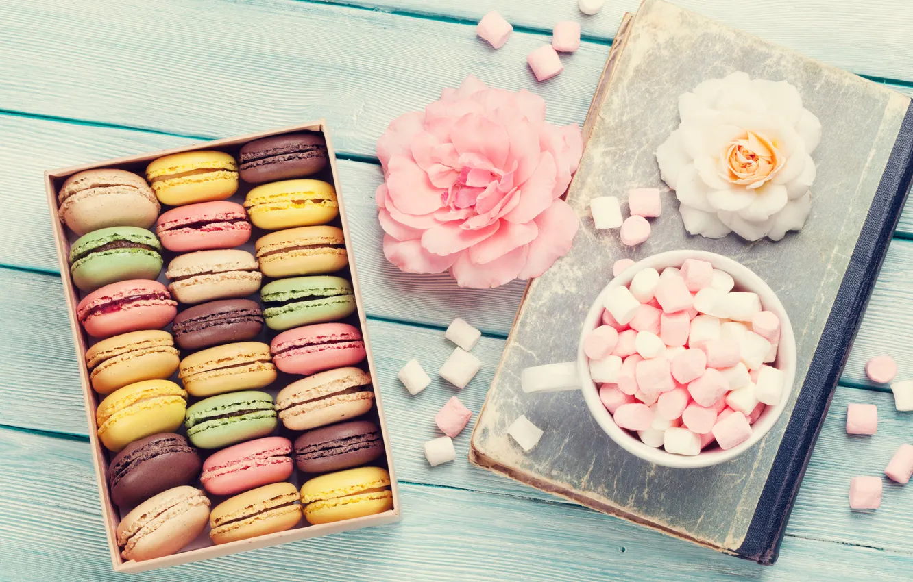 Фото обои цветы, подарок, colorful, wood, pink, flowers, macarons, gift box