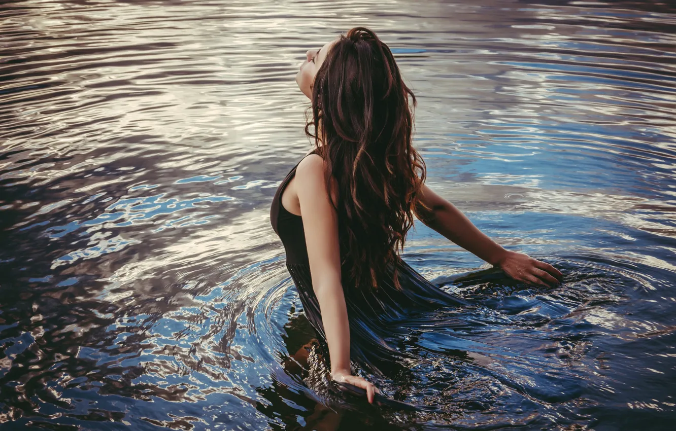 Фото обои поза, настроение, модель, платье, брюнетка, в воде, Aurela Skandaj