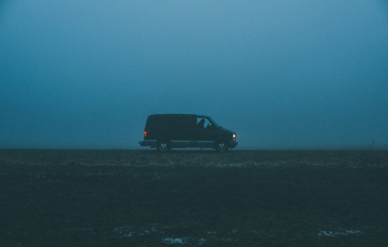 Фото обои дорога, поле, небо, туман, водитель, фургон