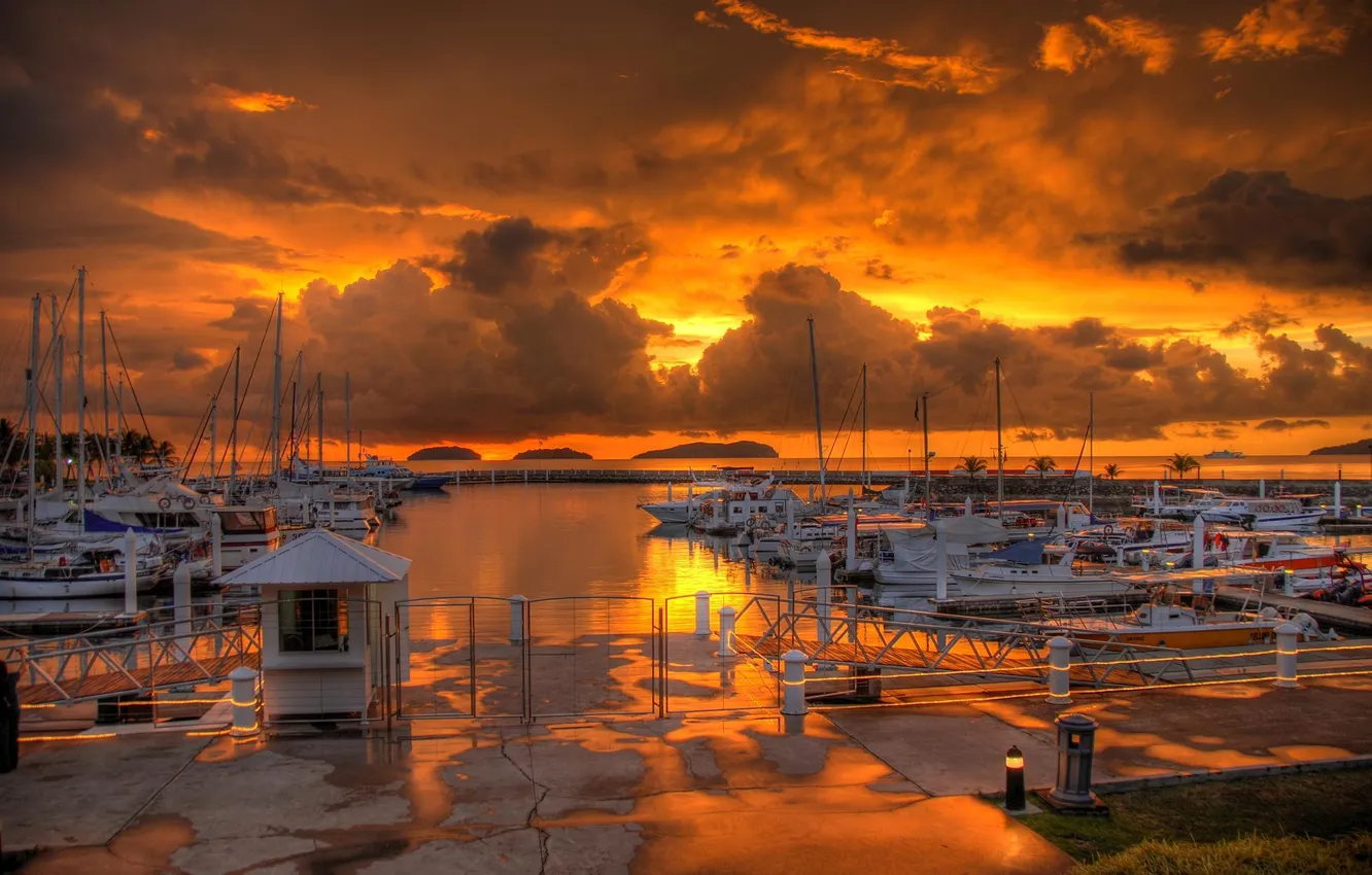 Фото обои море, облака, закат, тучи, лодки, причал, катера.