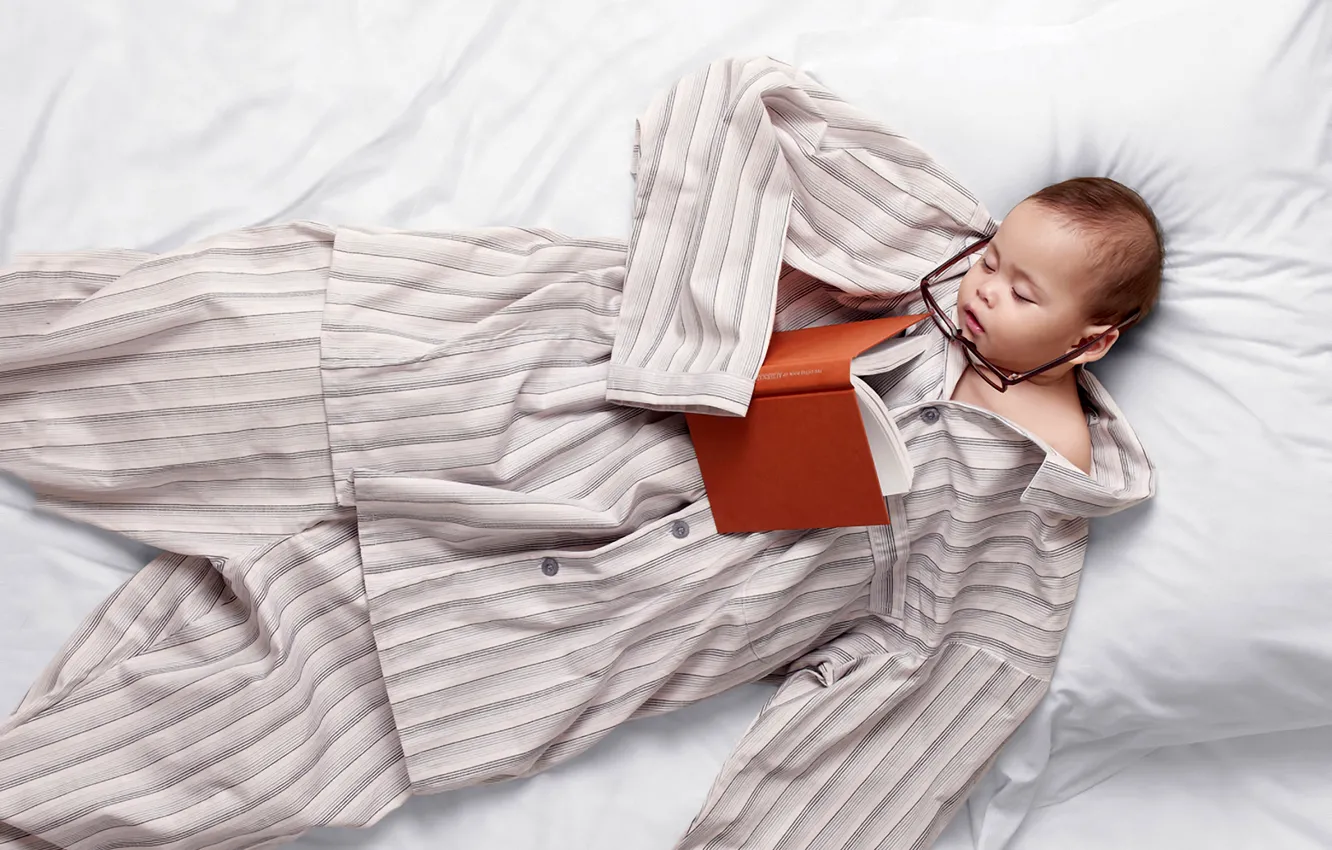 Фото обои ребенок, сон, очки, постель, книга, пижама