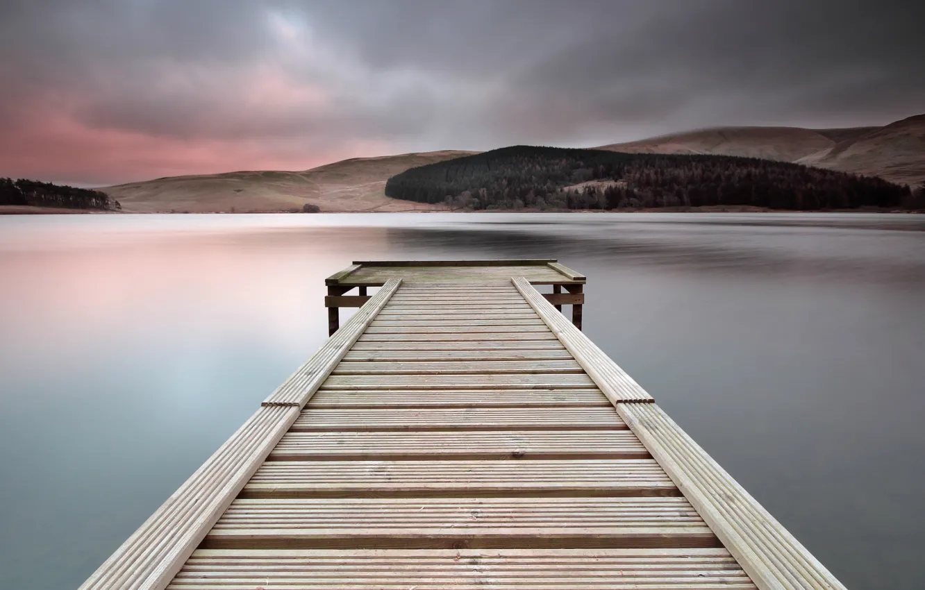 Фото обои небо, тучи, озеро, вечер, Шотландия, Великобритания, деревянный, мостик