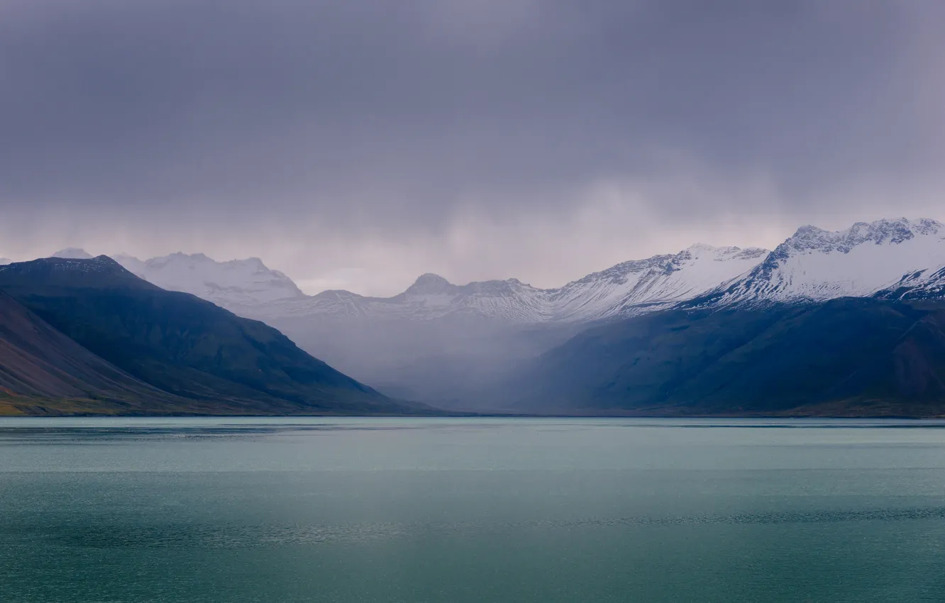 Фото обои море, горы, тучи, пасмурно, побережье, Исландия