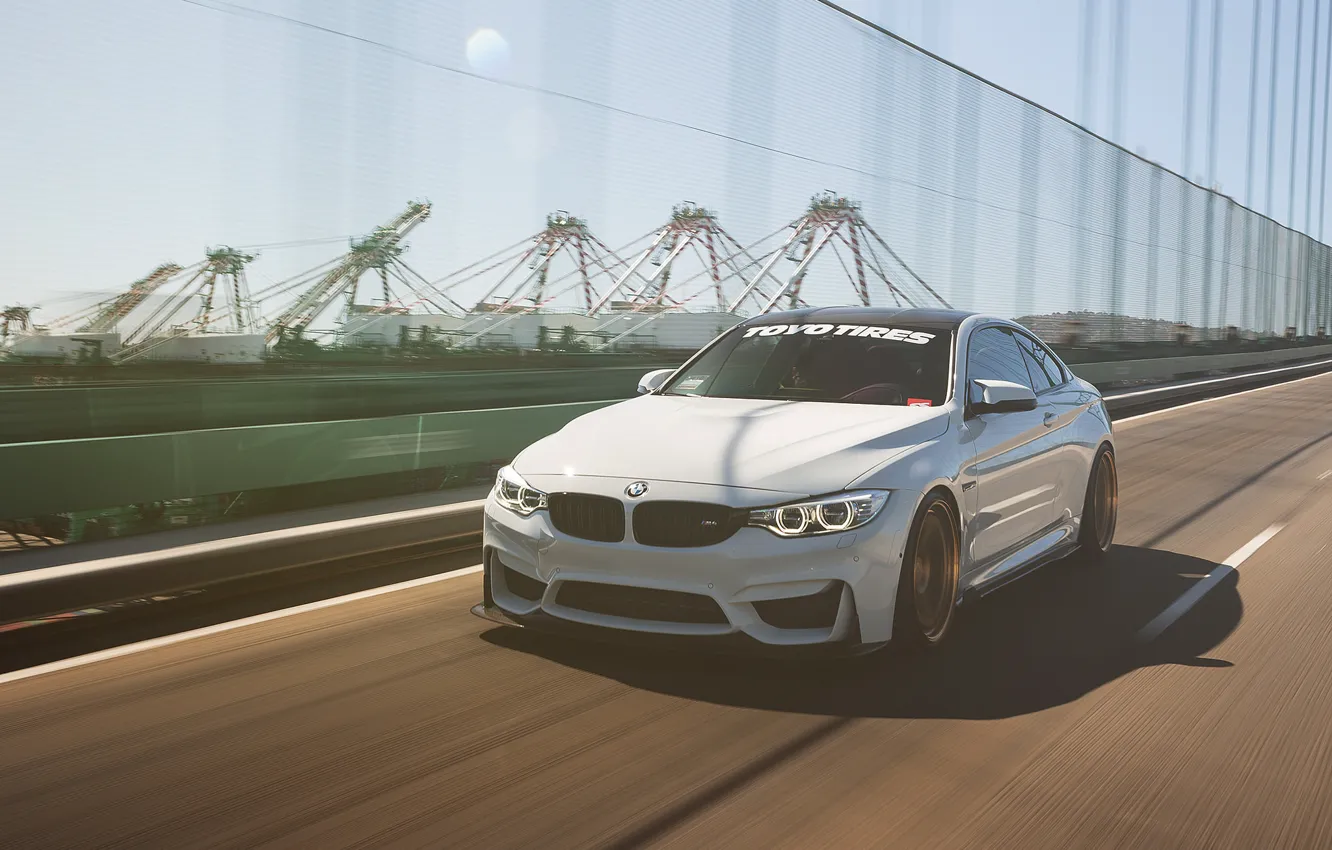 Фото обои car, white, в движении, BMW M4