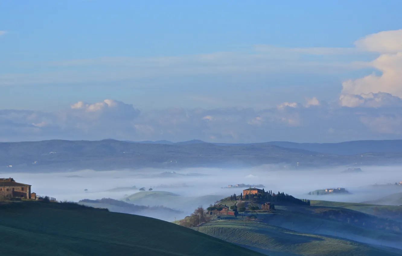 Фото обои небо, горы, туман, холмы, дома, Италия