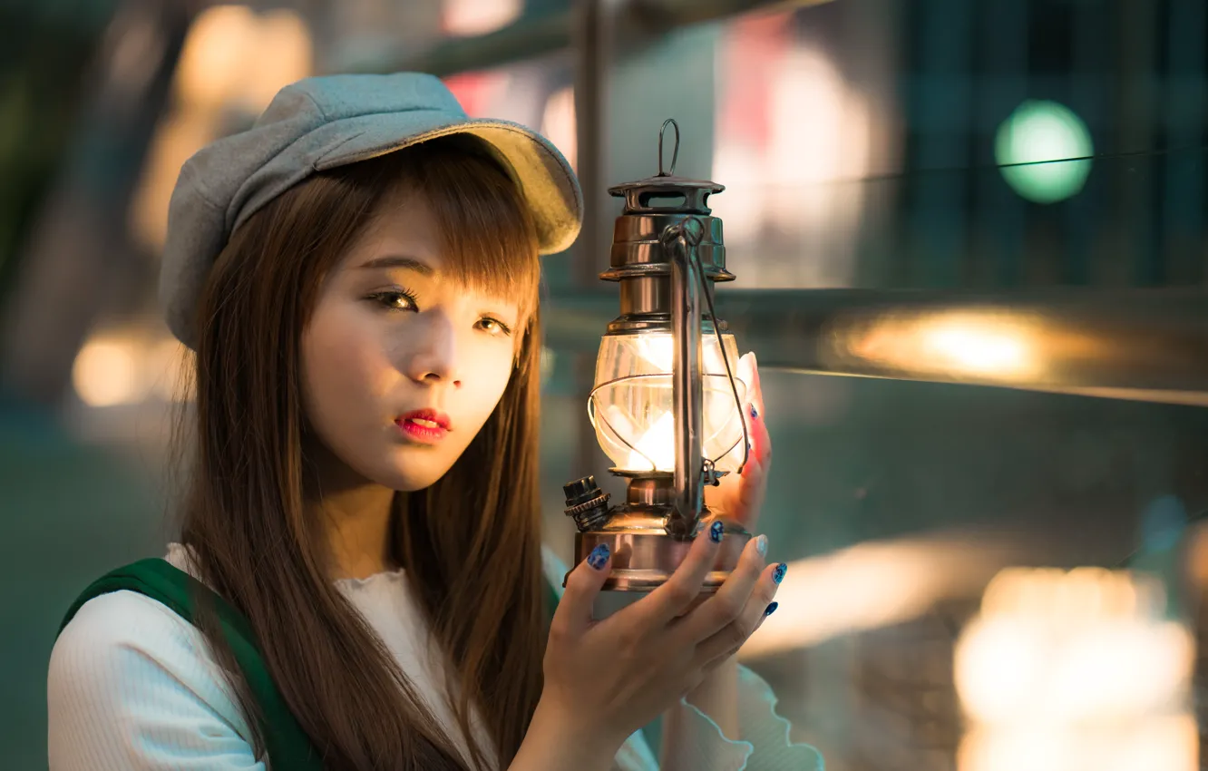 Фото обои взгляд, девушка, свет, волосы, лампа, кепка, азиатка, боке