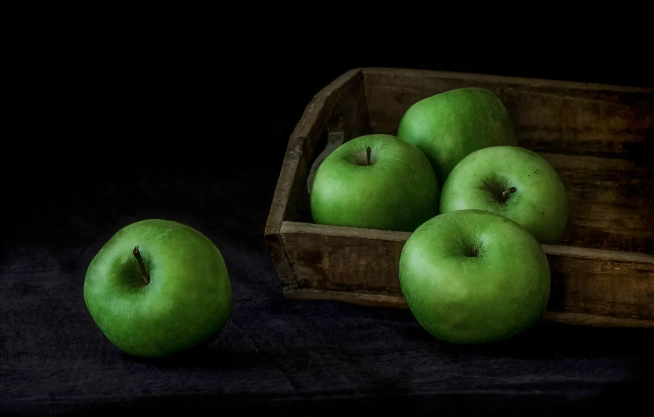 Фото обои яблоки, ящик, тёмный фон, зелёные яблоки