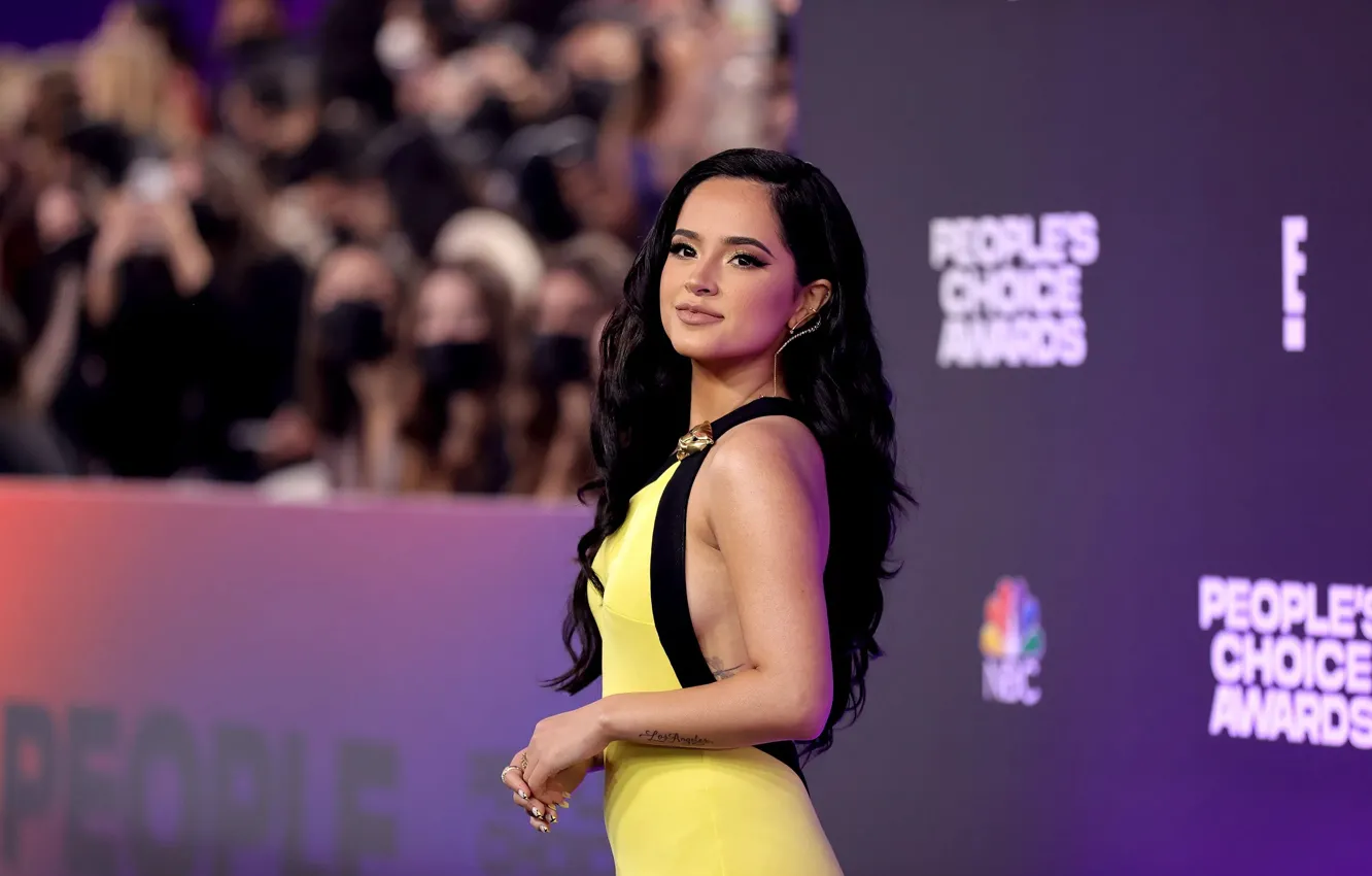 Фото обои брюнетка, певица, милашка, Becky G, желтое платье, Бекки Джи