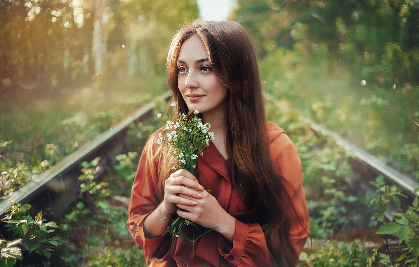 Фото обои лето, взгляд, девушка, цветы, природа, улыбка, рельсы, портрет