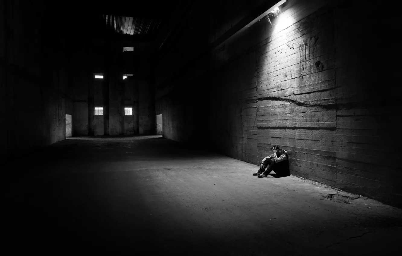 Фото обои light, man, loneliness, melancholy, hangar