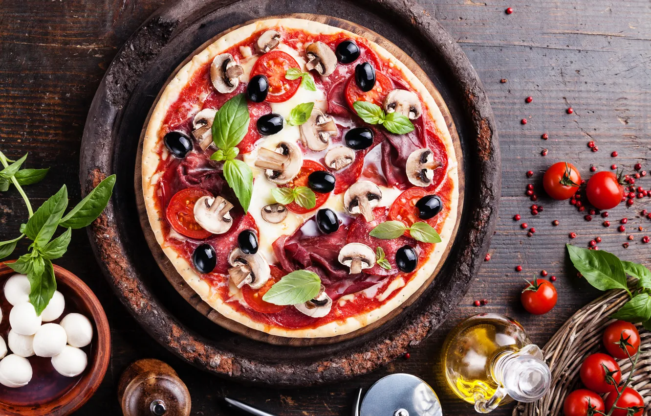 Фото обои грибы, пицца, помидоры, оливки, колбаса, pizza, mushroom, tomatoes