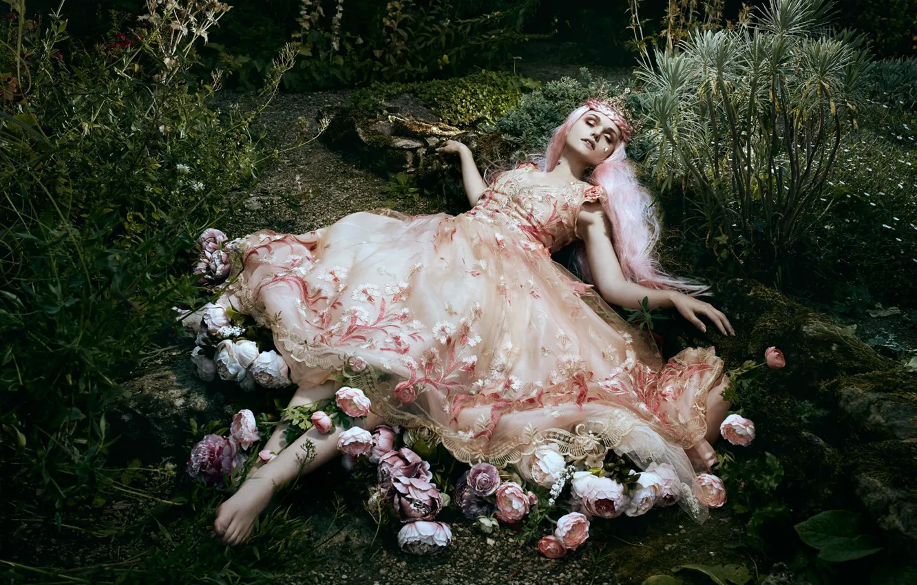 Фото обои девушка, цветы, поза, стиль, настроение, сон, платье, спящая