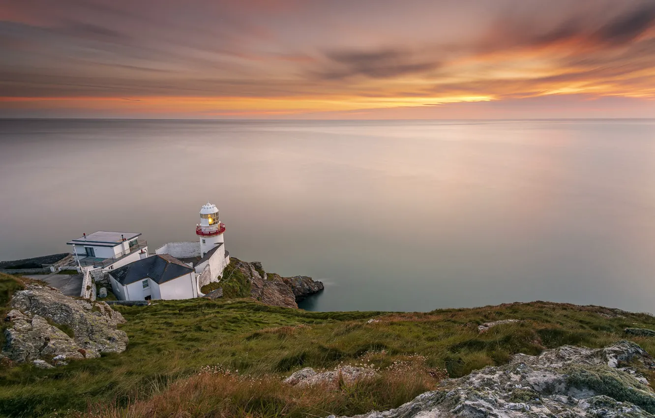 Фото обои море, трава, облака, камни, скалы, берег, маяк, дома