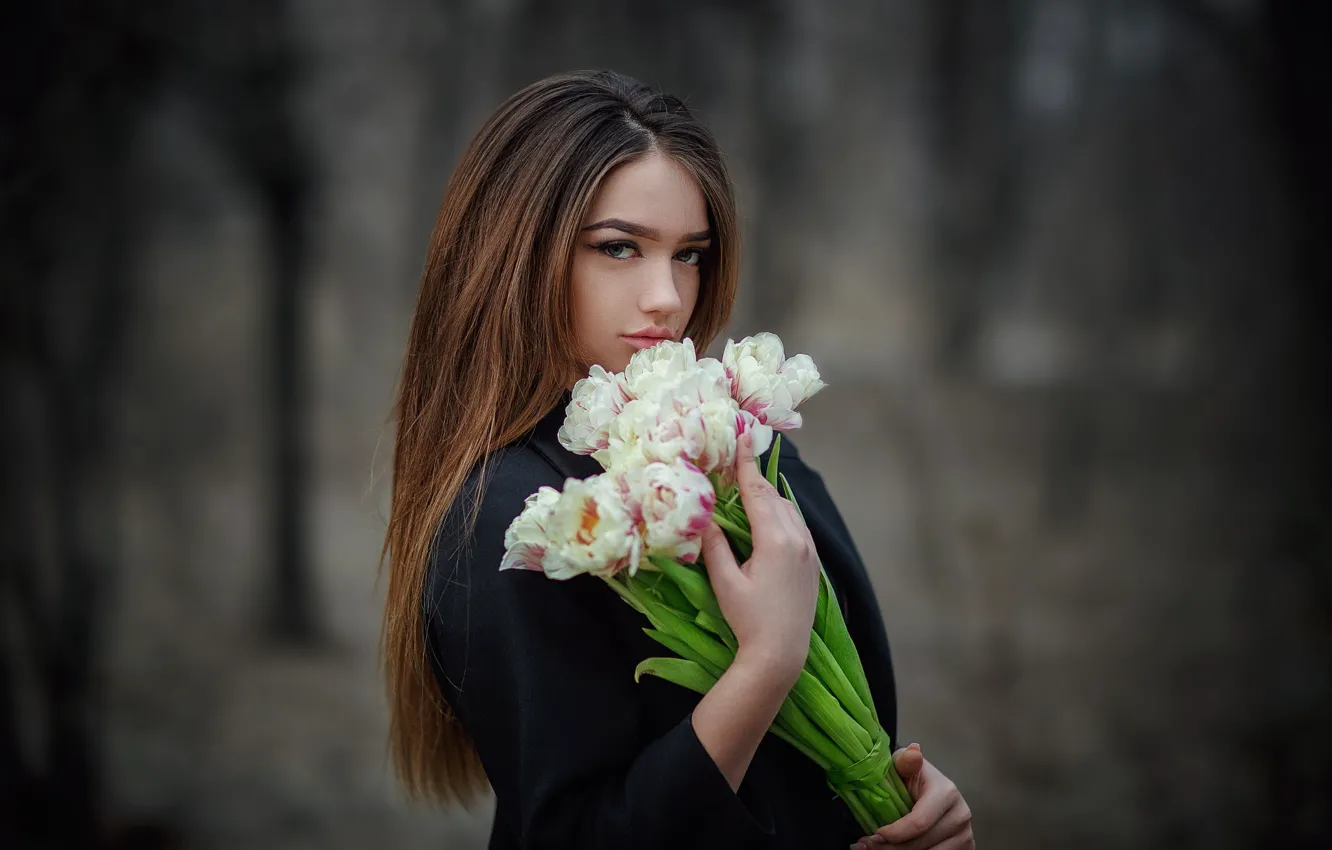 Фото обои взгляд, девушка, модель, портрет, букет, тюльпаны, шатенка, Alexandra