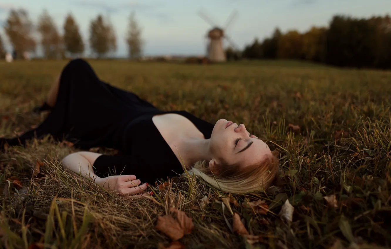 Фото обои грудь, лежит, веснушки, на траве, Aleks Five