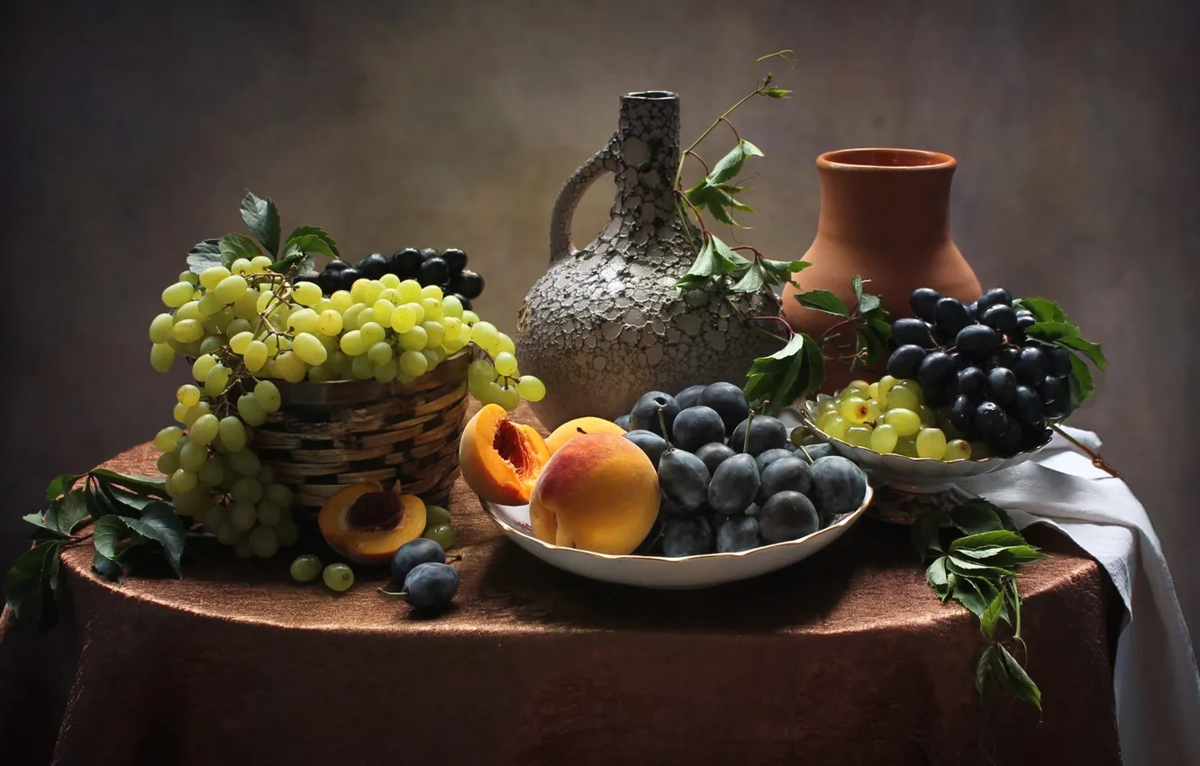 Фото обои виноград, кувшин, натюрморт, персики, сливы