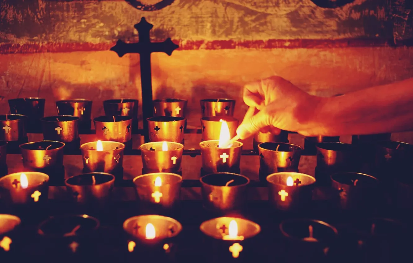 Фото обои lights, cross, hand, candles, christianity