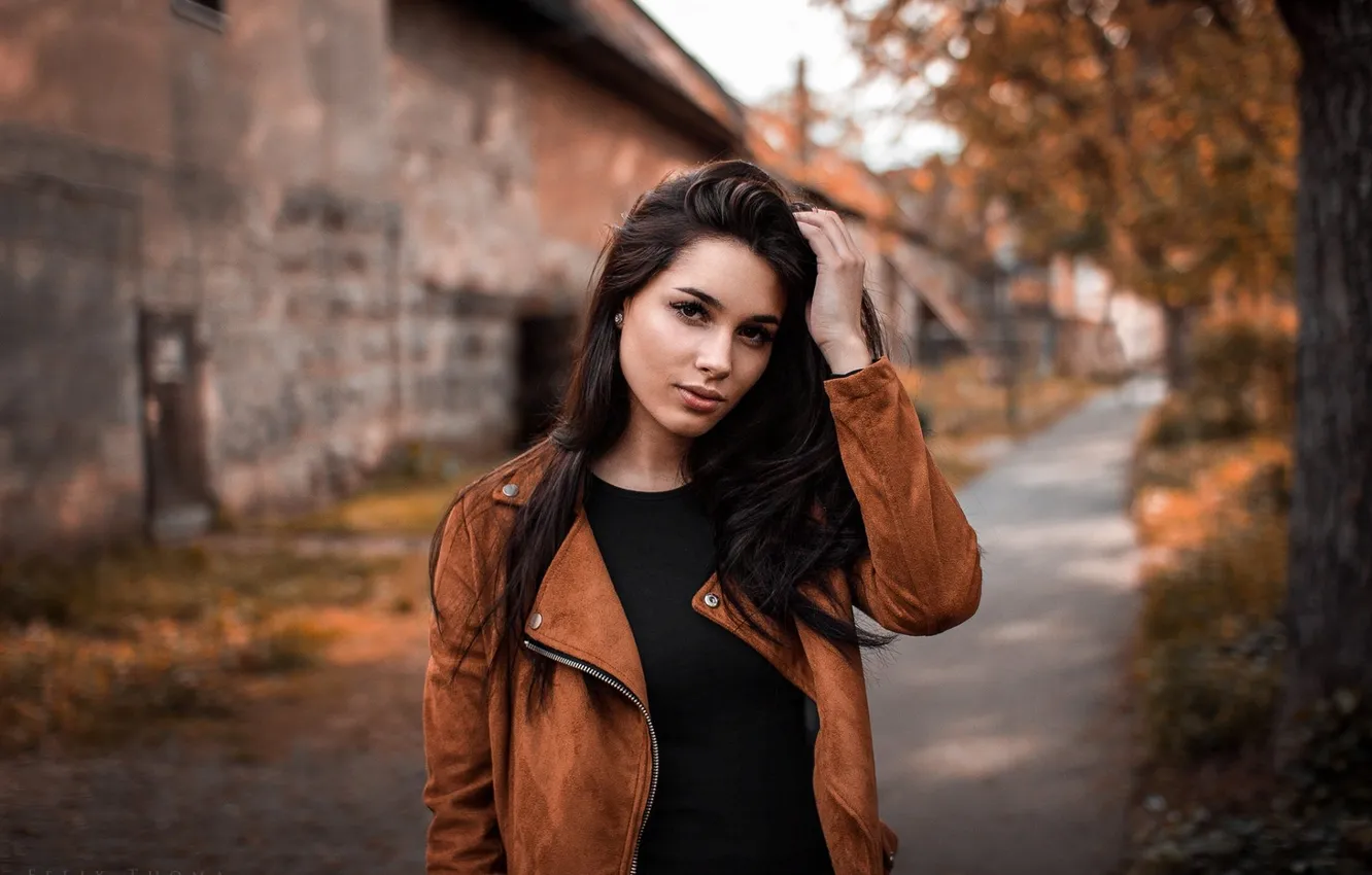 Фото обои осень, взгляд, девушка, город, поза, улица, модель, брюнетка