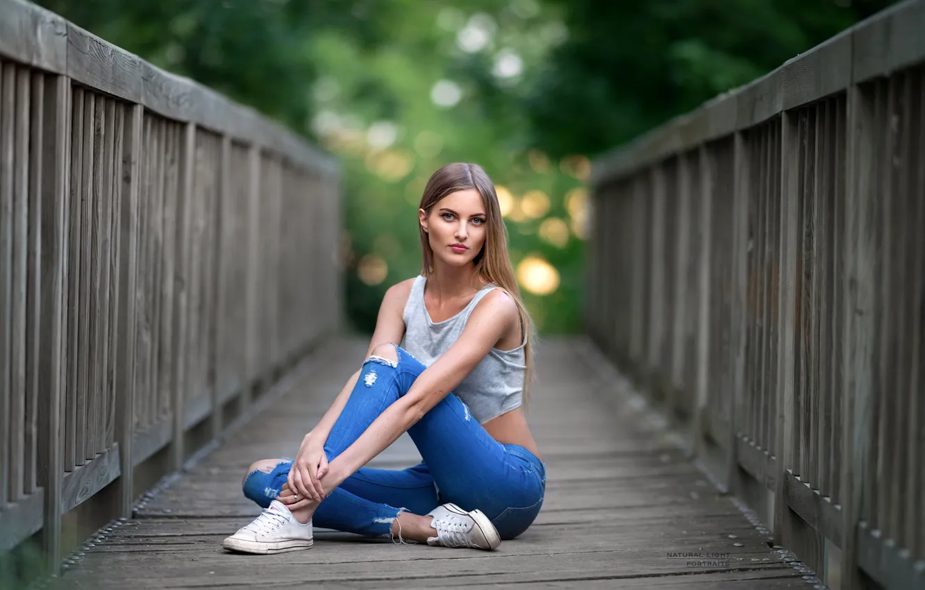 Фото обои зелень, деревья, мост, природа, секси, поза, модель, джинсы