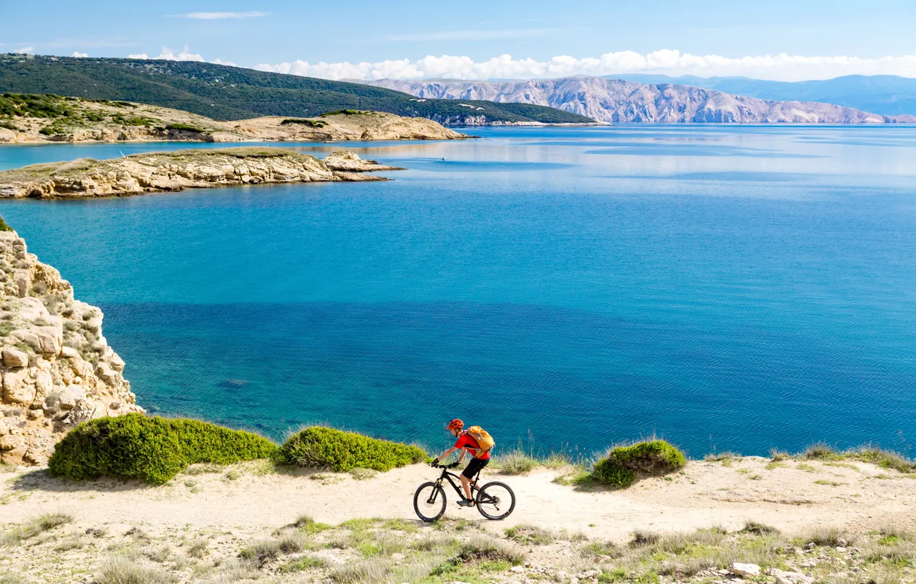 Фото обои солнце, пейзаж, горы, велосипед, отдых, берег, спорт, шорты