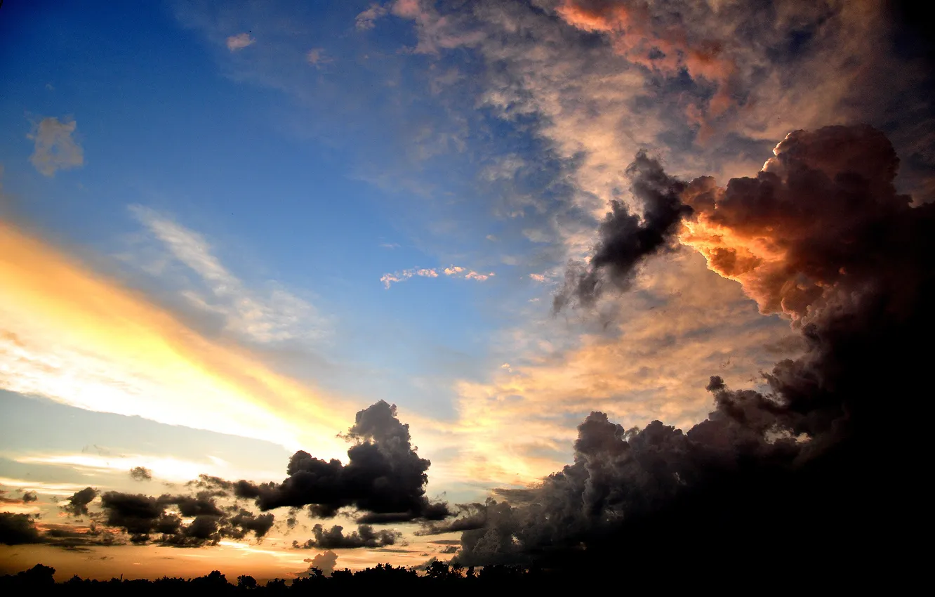 Фото обои небо, облака, лучи, свет, закат, природа