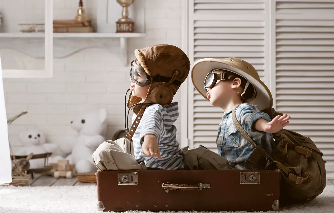 Фото обои игра, игрушки, шляпа, чемодан, рюкзак, мишки, мальчики, лётчики