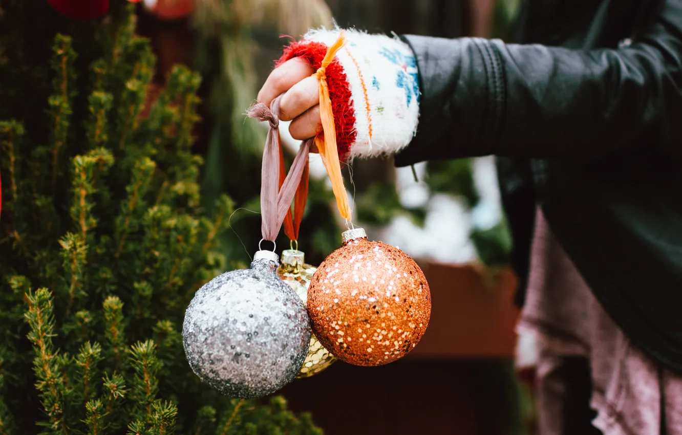 Фото обои шарики, шары, новый год, рука, украшение, новогоднее
