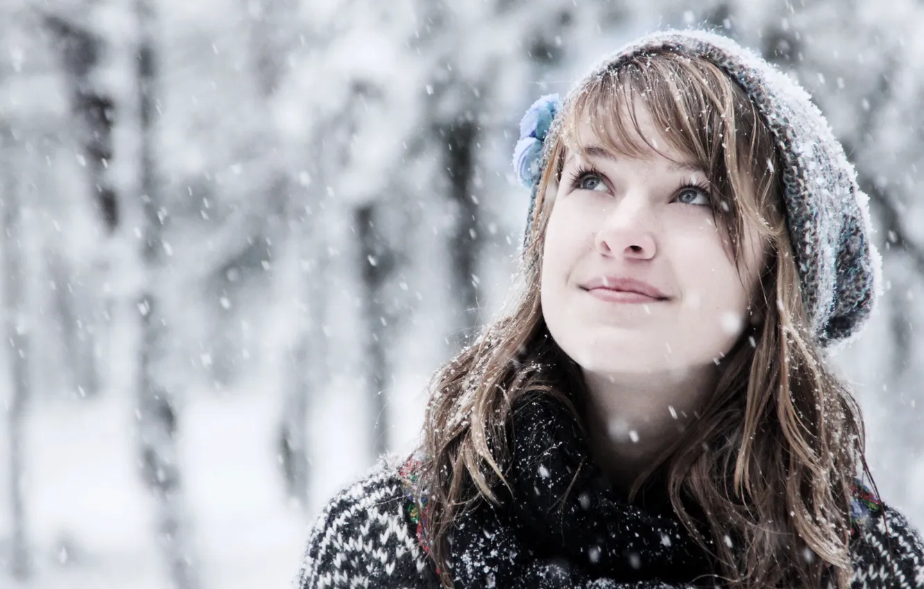 Фото обои взгляд, девушка, снег, улыбка