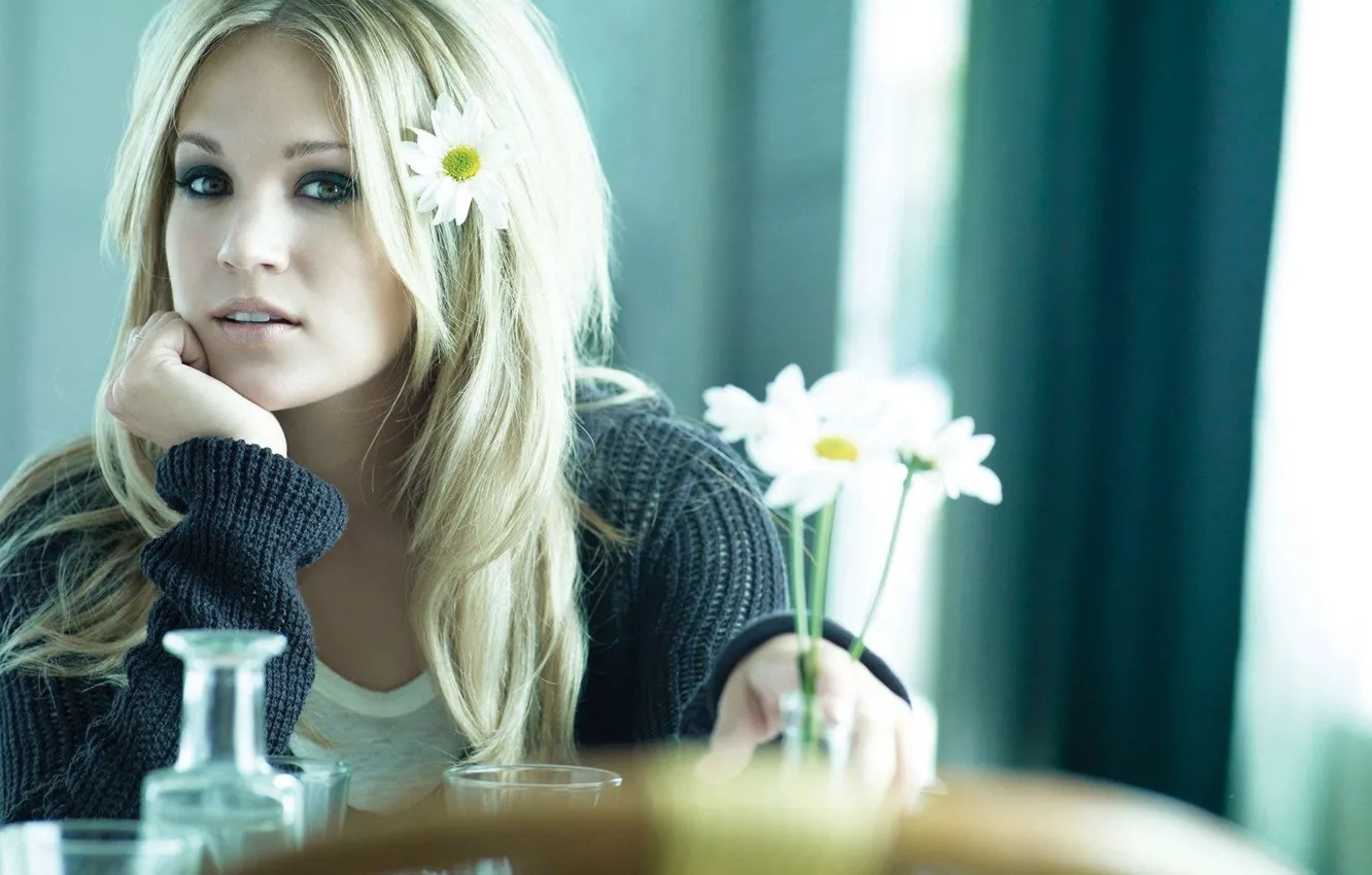 Фото обои ромашки, загадочность, Carrie Underwood, цветы в волосах