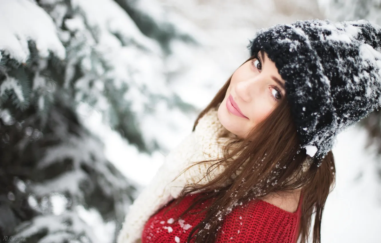 Фото обои зима, взгляд, снег, деревья, поза, улыбка, шапка, Девушка