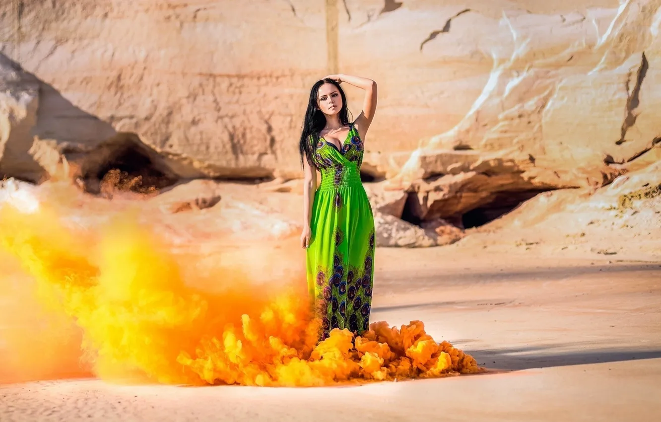 Фото обои песок, девушка, солнце, оранжевый, скалы, дым, фигура, платье