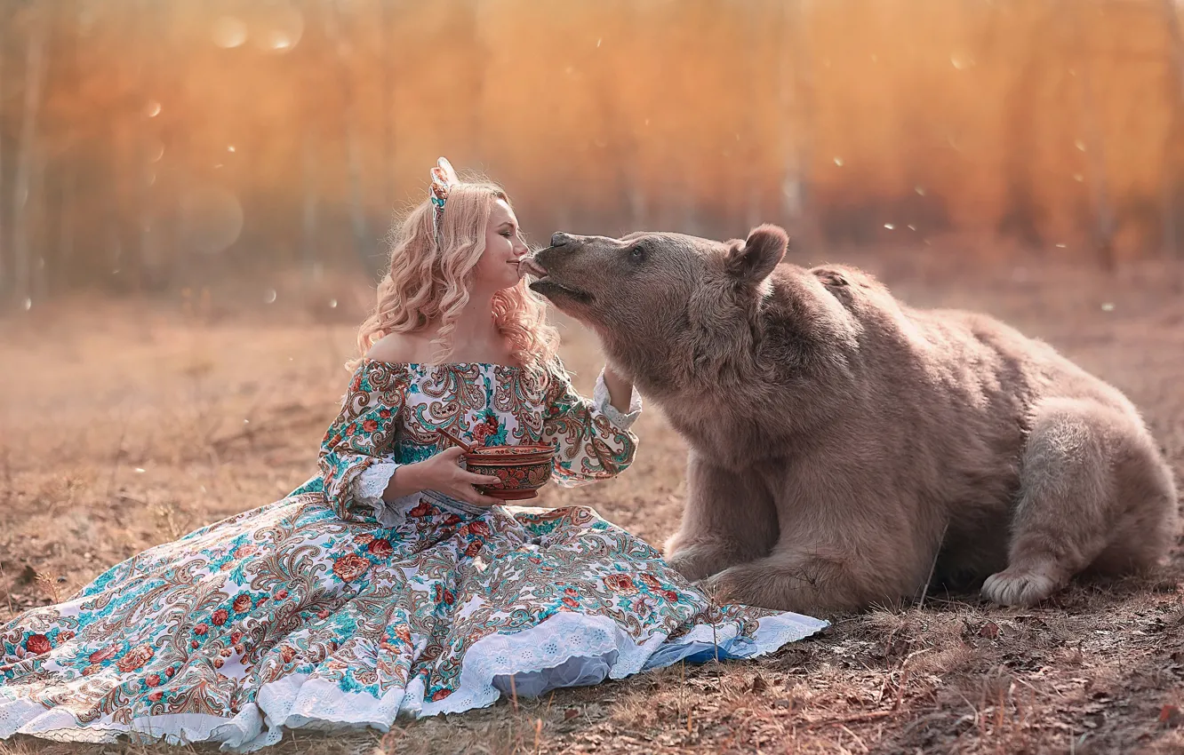 Фото обои девушка, животное, хищник, платье, медведь, блондинка, наряд, нежности